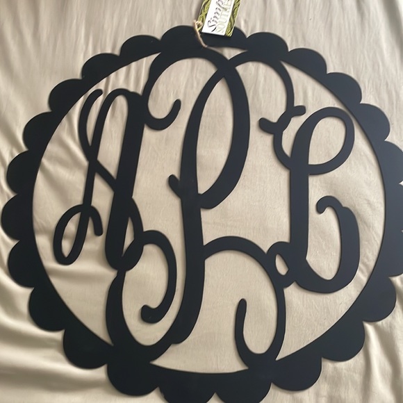 20” Round Monogramed Crest - Initials ACR - Picture 4 of 7